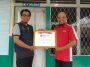 Penyerahan Sertifikat Zahir Academic Partner kepada Kepala Sekolah SMA Kapuas Pontianak